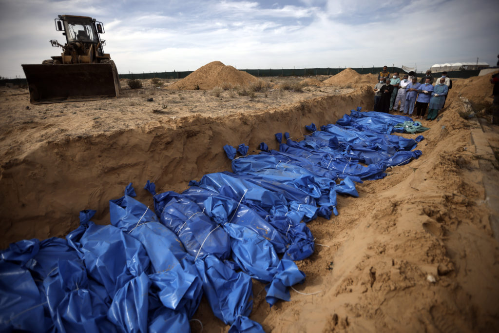 Εκατόμβες νεκρών σε ομαδικούς τάφους στη Γάζα – Πάνω από 500 σοροί με ενδείξεις εκτελέσεων και βασανιστηρίων
