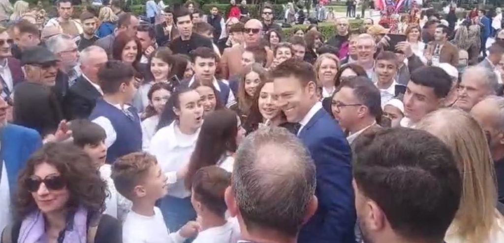 Ενθουσιασμός και χαμόγελα για μία selfie με τον Κασσελάκη: To… πρωτότυπο δώρο που έλαβε (Videos)