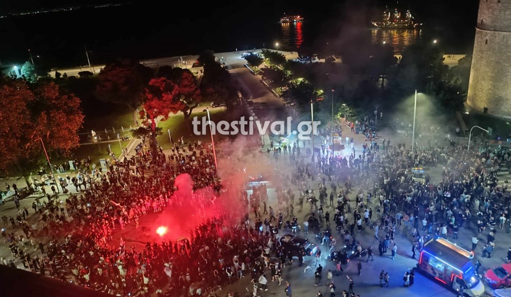 Thessaloniki: Frantic celebrations by PAOK followers and fireworks in Toumba and Lefko Pyrgos
 – 2024-05-20 23:34:15