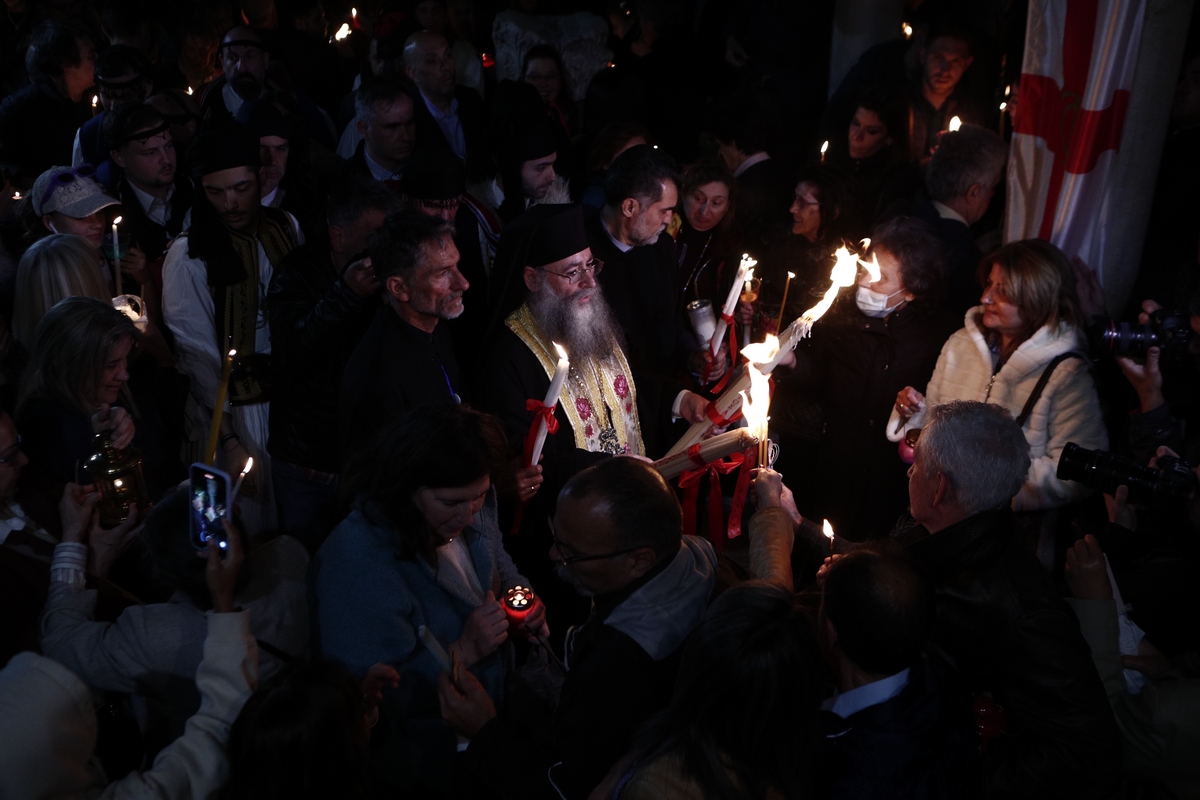 In Metochi of the Holy Sepulcher in Plaka the Holy Light – Transported throughout the country by special flights
 – 2024-05-05 13:22:12