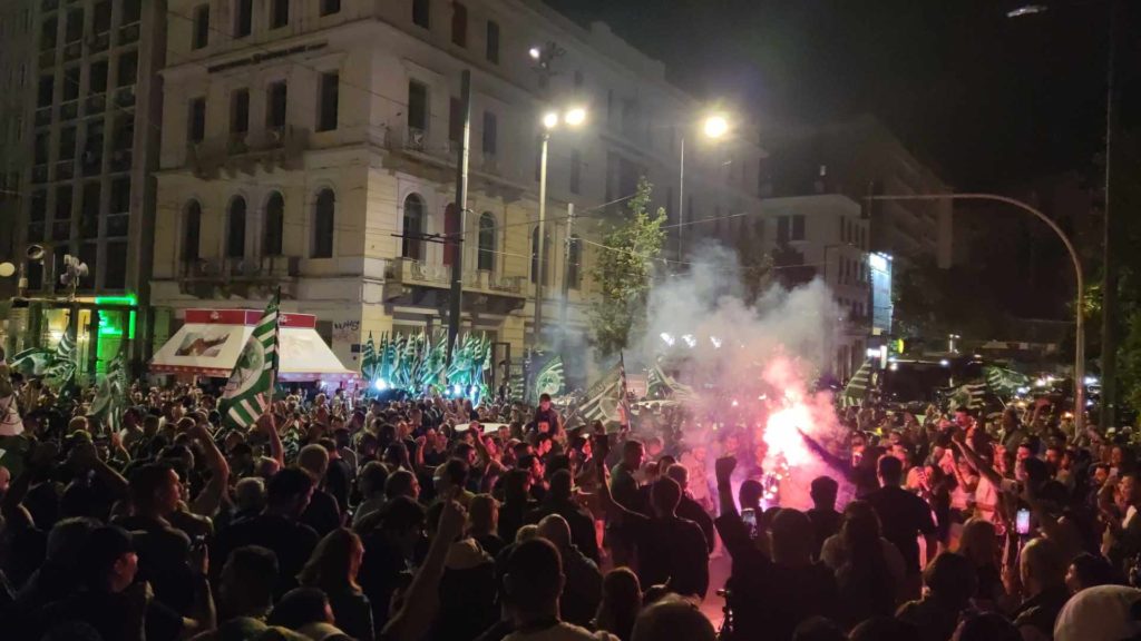 Παναθηναϊκός: «Πάρτι» στην Ομόνοια για την κατάκτηση της Euroleague – Εικόνες και βίντεο