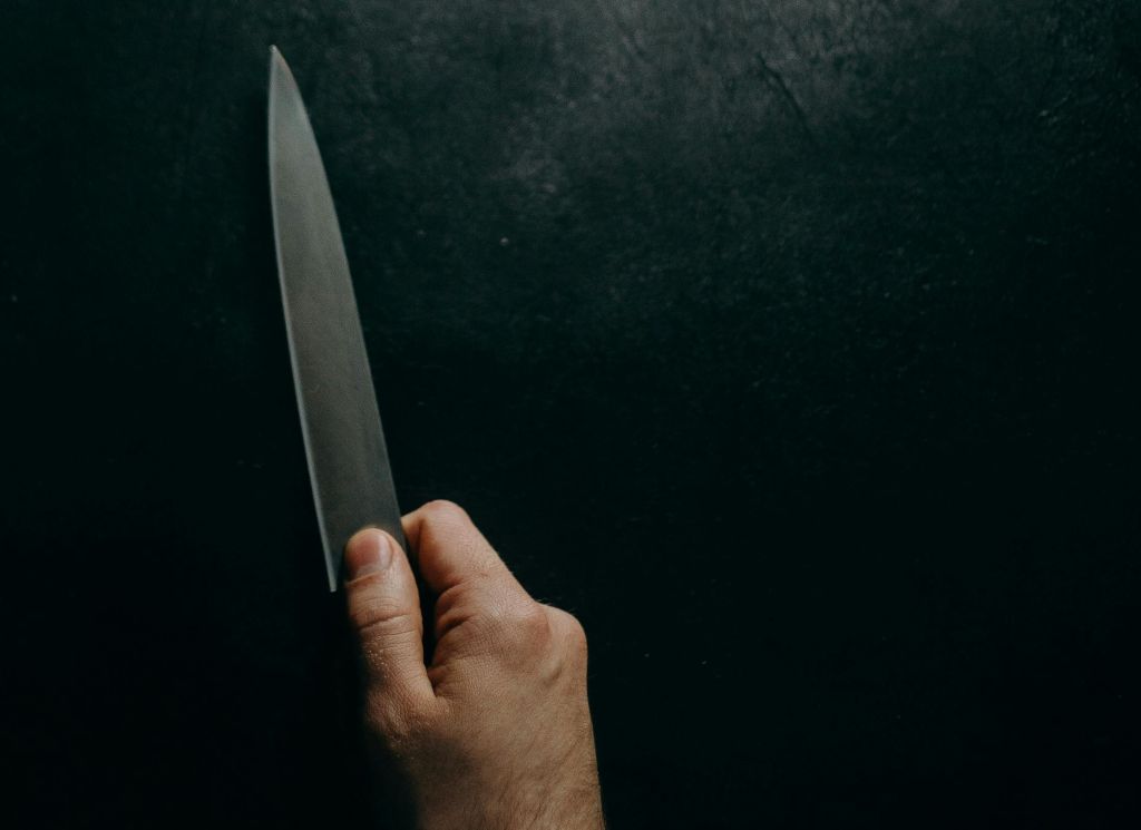 Απόπειρα γυναικοκτονίας στη Νίκαια: Κάρφωσε το μαχαίρι στην κοιλιά της συζύγου του – Συνελήφθη ο δράστης