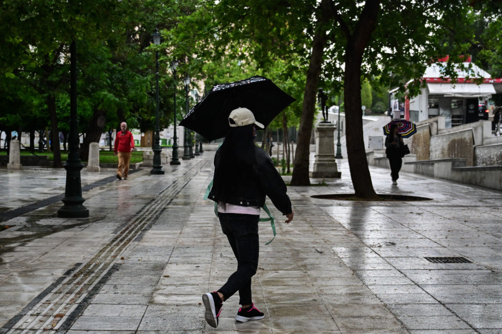 Καιρός: Βροχές και καταιγίδες σε όλη τη χώρα – Ποιες ώρες θα επηρεαστεί η Αττική (LIVE)