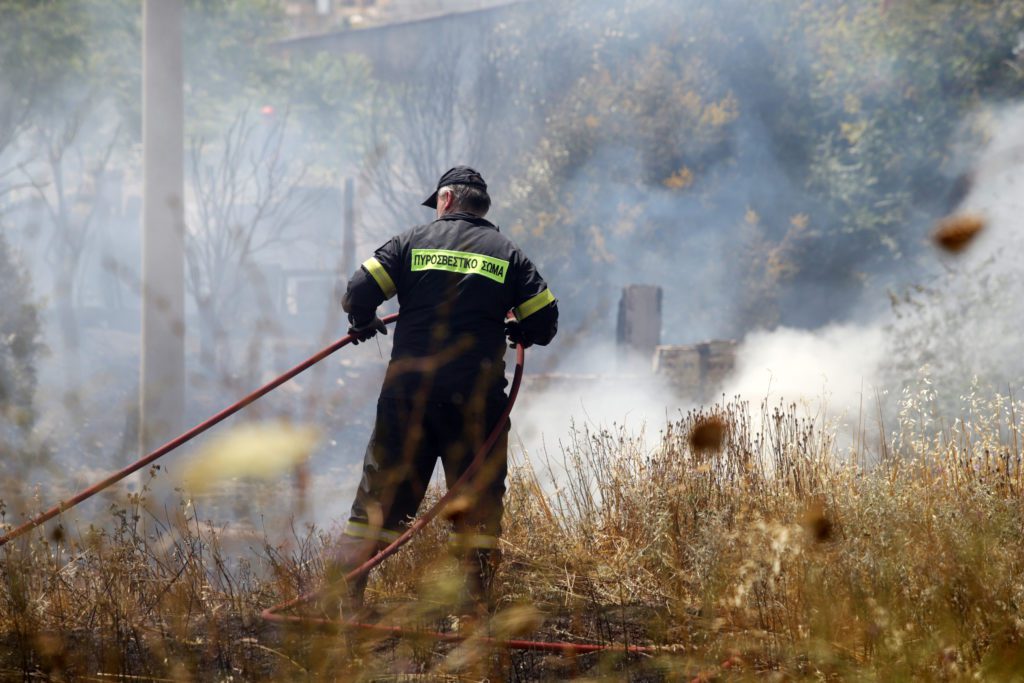 Ασπρόπυργος: Φωτιά στο Σοφό – Επιχειρούν ισχυρές δυνάμεις της Πυροσβεστικής