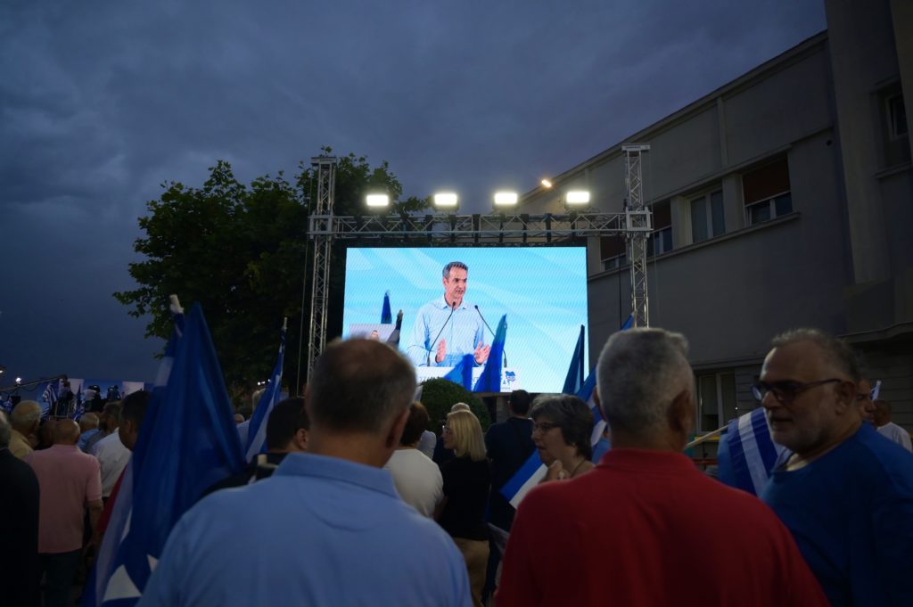 Με το ζόρι… πόλωση από τον Μητσοτάκη, που δείχνει να φοβάται την αποχή των «γαλάζιων»