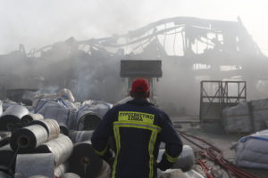Κηφισιά: Eπικίνδυνη η ατμόσφαιρα από τους τοξικούς καπνούς &#8211; Υπό μερικό έλεγχο η φωτιά στο εργοστάσιο PAL (Photos)