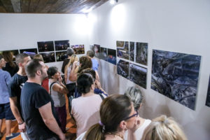 Εγκλημα στα Τέμπη: Εκθεση φωτογραφίας στη Λάρισα &#8211; Καρυστιανού: Να μη ξαναζήσουμε νέα Τέμπη (Photos-Video)