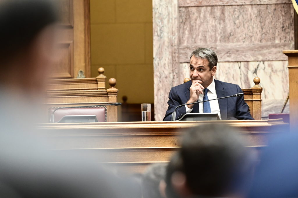 Βουλή: Λαβωμένος ο Μητσοτάκης στην ΚΟ από το σφυροκόπημα βουλευτών της ΝΔ – Χάσμα Μαξίμου – βουλευτών