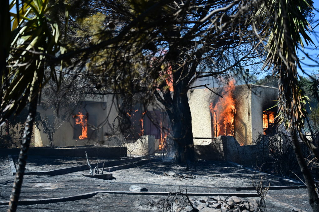 Συνεχίζεται η μάχη με τις φλόγες στην Κερατέα – Καμένα αυτοκίνητα και σπίτια