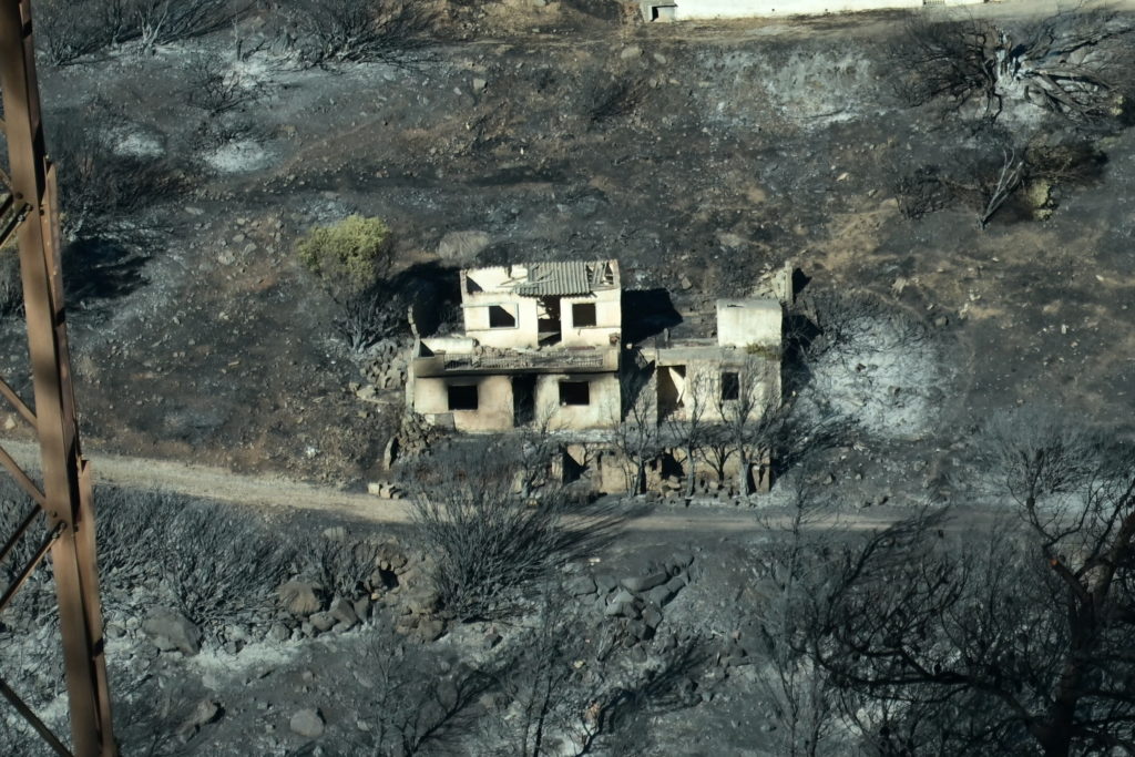 Νέες αναζωπυρώσεις στην Κερατέα – Η φωτιά έχει κάψει σπίτια, αυτοκίνητα