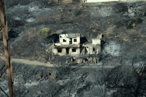 Νέες αναζωπυρώσεις στην Κερατέα &#8211; Η φωτιά έχει κάψει σπίτια, αυτοκίνητα