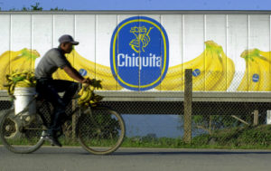 Ιστορική απόφαση: Η Chiquita καταδικάστηκε για τη χρηματοδότηση παραστρατιωτικών δολοφόνων στην Κολομβία