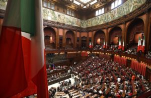 Ιταλία: Χειροδικία σε βάρος βουλευτή των Πέντε Αστέρων μέσα στη βουλή από συνάδελφό του της Λέγκα (Video)