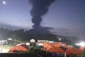 Ινδονησία: Νέες επαναλαμβανόμενες εκρήξεις στο ηφαίστειο Ίμπου
