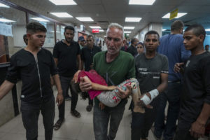 Ατελείωτη φρίκη στη Γάζα: Το Ισραήλ βομβάρδισε σχολείο του ΟΗΕ που είχαν καταφύγει εκτοπισμένοι &#8211; Δεκάδες νεκροί