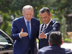 Τουρκία: Η Κύπρος στο τραπέζι της επίσκεψης Ερντογάν στα γραφεία της κεμαλικής αντιπολίτευσης
