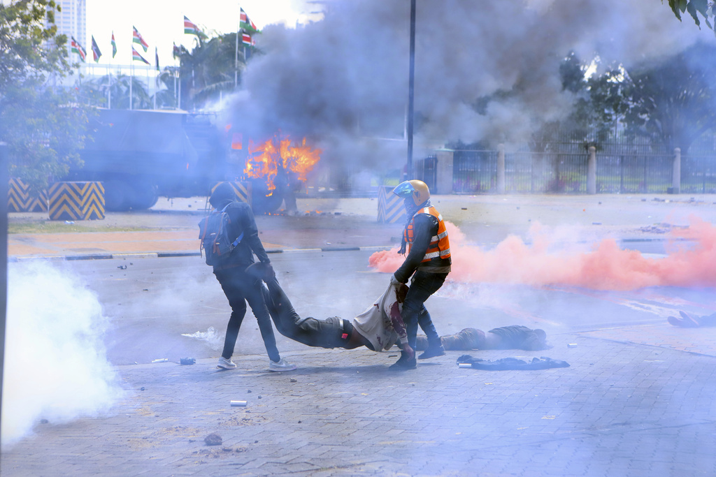 Κένυα: Η αστυνομία πυροβόλησε διαδηλωτές  – Τουλάχιστον 10 νεκροί – Πυρπολήθηκαν κτίρια στην πρωτεύουσα