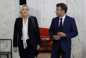 Γαλλία: Νίκη της Λεπέν, αλλά η αριστερά της στερεί την κυβέρνηση &#8211; Ο δεύτερος γύρος αναμένεται θρίλερ