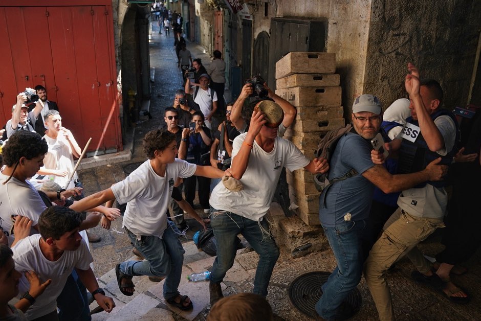 Ιερουσαλήμ: Ανατριχιαστική φωτογραφία – Όχλος ορμάει σε παλαιστίνιο δημοσιογράφο, αλλά τον προστατεύει ισραηλινός συνάδελφός του