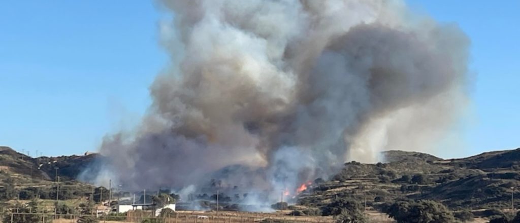 Μήλος: Πυρκαγιά κοντά στο αεροδρόμιο – Μήνυμα του 112 για απομάκρυνση από την παραλία Τσιγκράδο