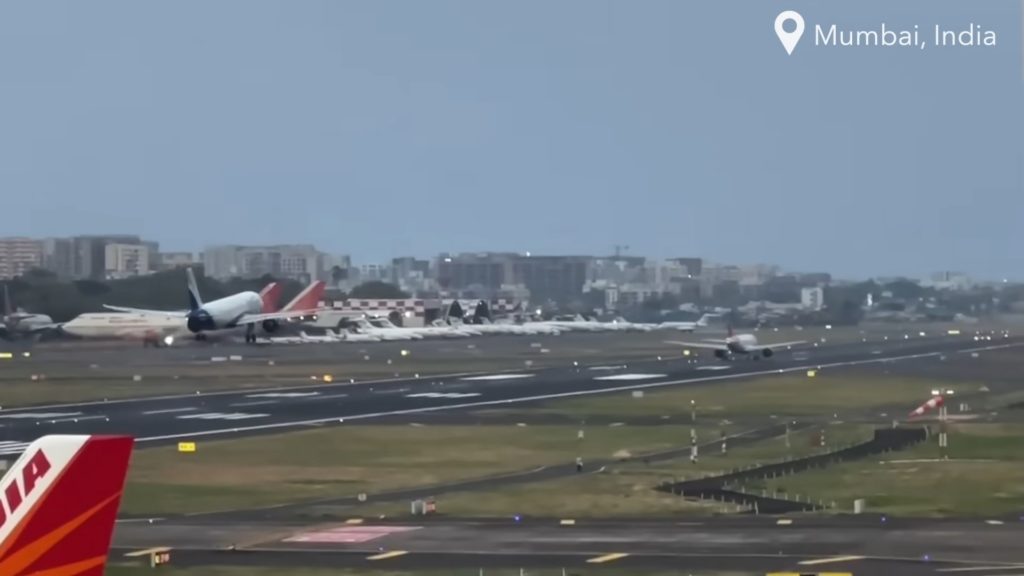 Τρόμος σε αεροδρόμιο της Ινδίας: Αεροσκάφος απογειώνεται την ώρα που προσγειώνεται άλλο (Video)
