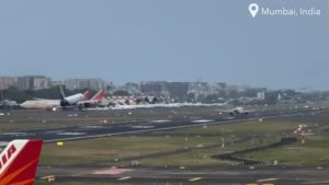 Τρόμος σε αεροδρόμιο της Ινδίας: Αεροσκάφος απογειώνεται την ώρα που προσγειώνεται άλλο (Video)