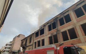 Φωτιά τώρα σε κτίριο στο Μεταξουργείο &#8211; Οι πρώτες εικόνες (Photos- Video)