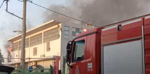 Βοτανικός: Δυο διαφορετικές εστίες πυρκαγιάς στο εργοστάσιο &#8211; Ενισχύθηκαν οι δυνάμεις της Πυροσβεστικής (Video)