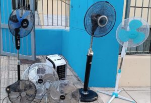 Πανελλαδικές 2024: Γονείς συγκέντρωσαν ανεμιστήρες για να μπορέσουν τα παιδιά να δώσουν εν μέσω καύσωνα