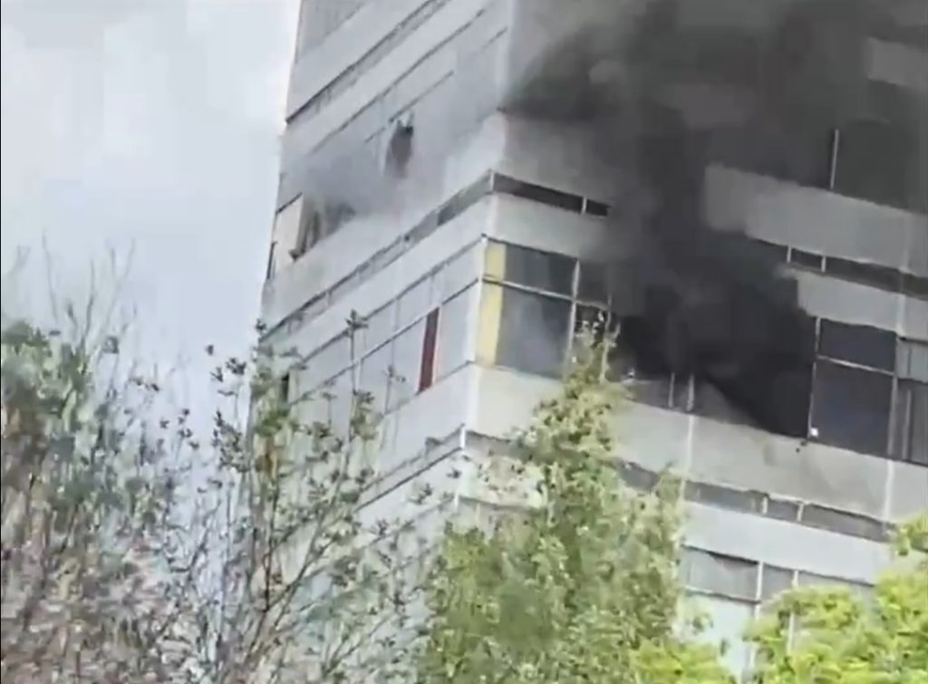 Ρωσία: Παγιδευμένοι άνθρωποι σε φλεγόμενο κτίριο (Video)