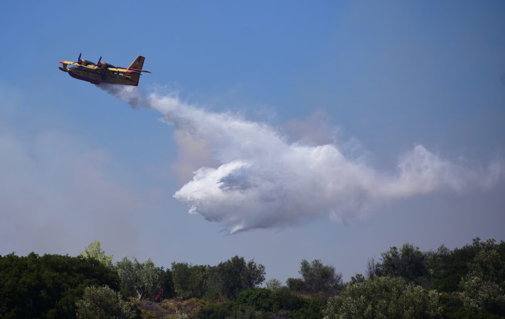 Φωτιά τώρα στην Αμφιλοχία – Επιχειρούν και εναέρια μέσα