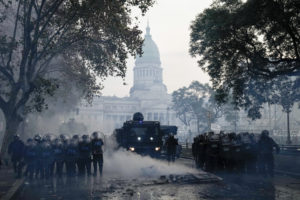 Χάος στην Αργεντινή: Πεδίο μάχης το Μπουένος Άιρες με φόντο τη «θεραπεία σοκ» του Μιλέι για την Οικονομία (Video-Photos)