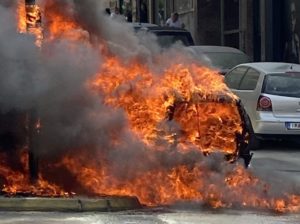 Αυτοκίνητο τυλίχθηκε στις φλόγες στη Νέα Σμύρνη (Videos)