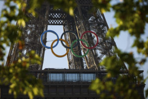 Παρίσι: Οι ολυμπιακοί κύκλοι «σκαρφάλωσαν» στον Πύργο του Άιφελ (Video &#8211; Photos)