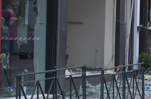 Ίλιον: Εμπρηστική επίθεση σε ενεχυροδανειστήριο &#8211; Εικόνες από το σημείο (Video)