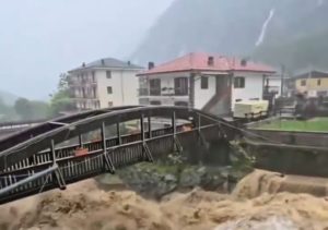 Ιταλία &#8211; Ελβετία: Εικόνες-σοκ από την κακοκαιρία &#8211;  Πλημμύρες, κατολισθήσεις και 2 νεκροί (Videos)