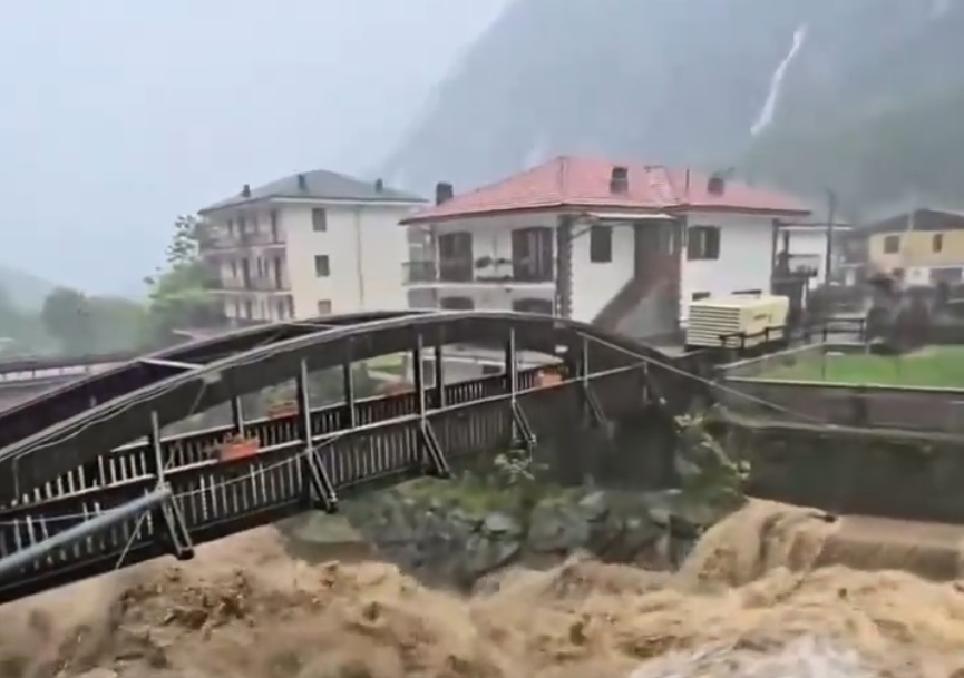 Ιταλία – Ελβετία: Εικόνες-σοκ από την κακοκαιρία –  Πλημμύρες, κατολισθήσεις και 2 νεκροί (Videos)