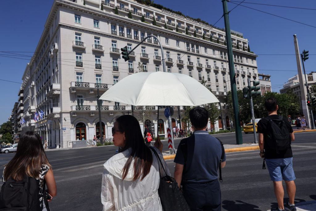 Καιρός: Παραμένει η ζέστη, ισχυροί άνεμοι και την Τετάρτη (LIVE)