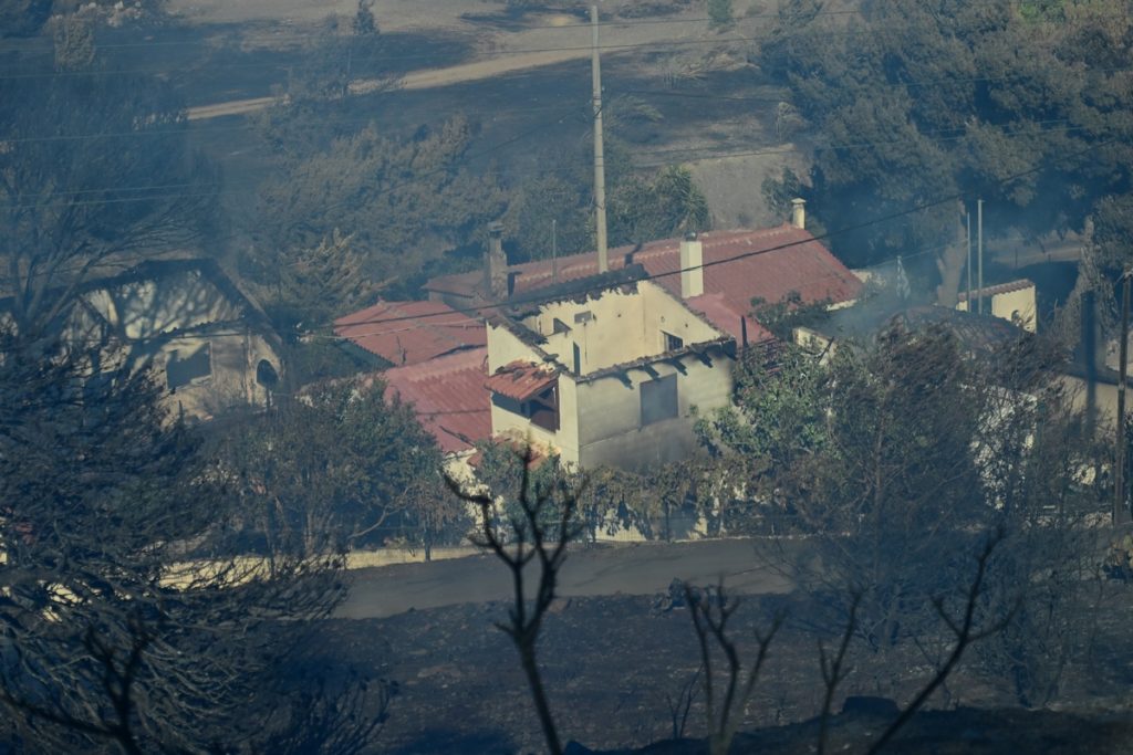 Μικρές αναζωπυρώσεις στη φωτιά της Κερατέας – Η φωτιά έχει κάψει σπίτια, αυτοκίνητα
