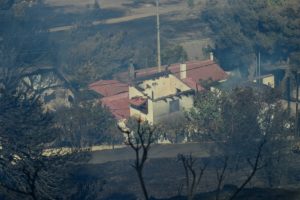 Μικρές αναζωπυρώσεις στη φωτιά της Κερατέας &#8211; Η φωτιά έχει κάψει σπίτια, αυτοκίνητα