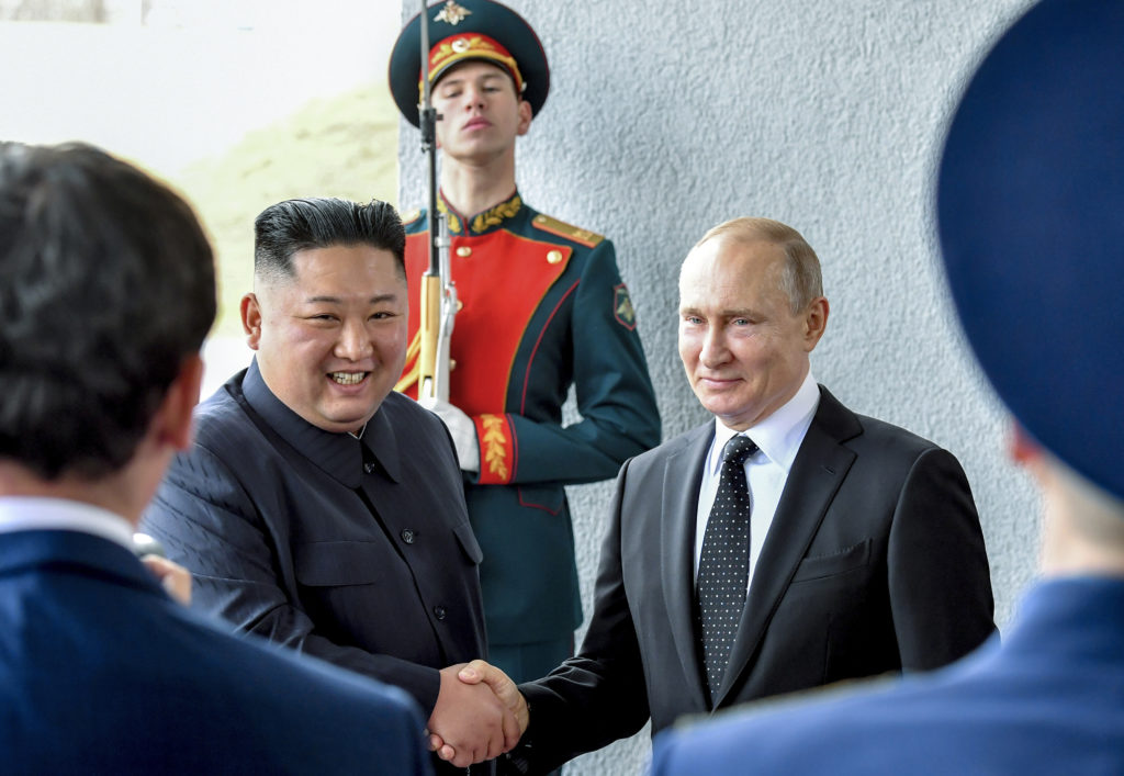 Guardian: «Συναγερμός στη Δύση για την αμυντική συμφωνία Κιμ-Πούτιν»