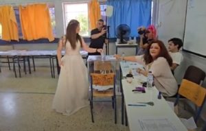 Θεσσαλονίκη: Με το…. νυφικό στην κάλπη πριν τη γαμήλια φωτογράφιση (Video)