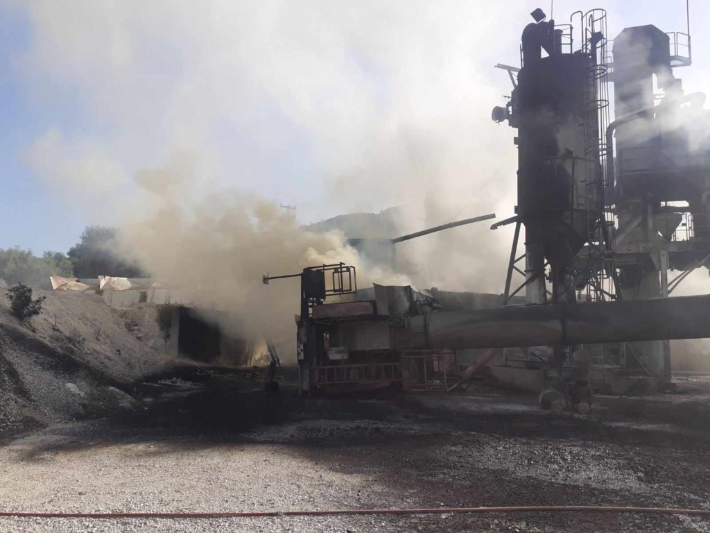 Αγρίνιο: Ένας νεκρός από τη μεγάλη φωτιά σε εργοτάξιο πίσσας – Αναφορές για δύο τραυματίες (Photos)