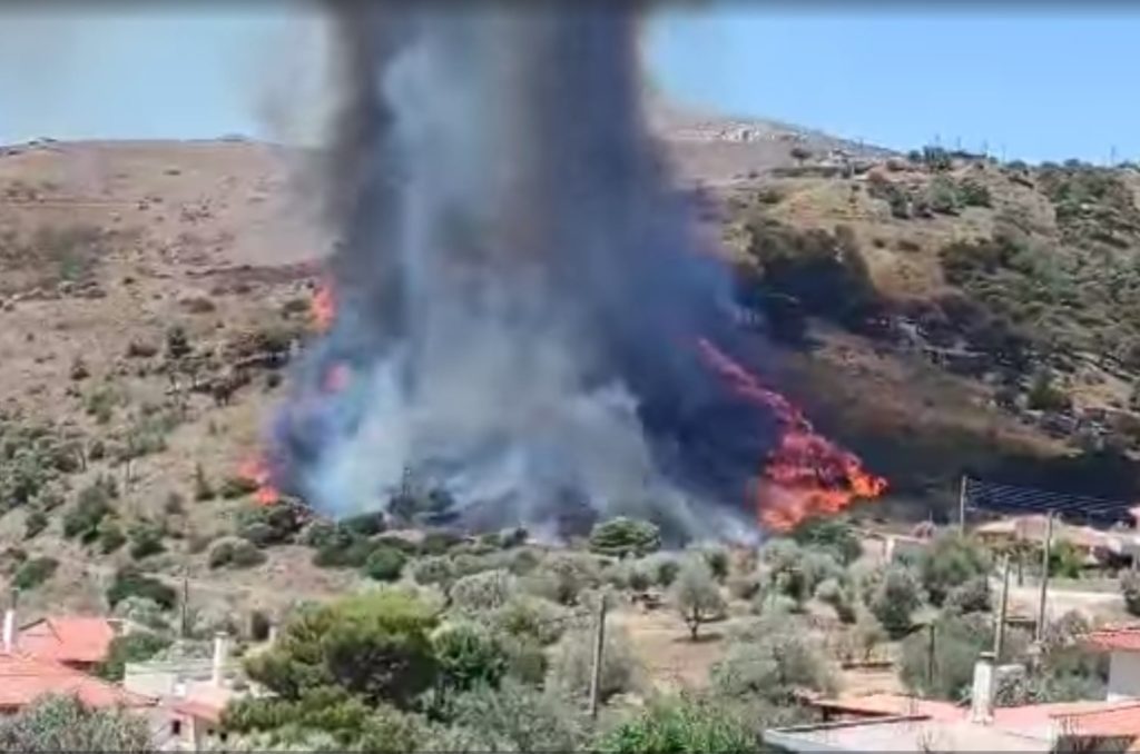 Φωτιά στην Κερατέα μέσα σε σπίτια – Νέο 112 για την πυρκαγιά στην Κερατέα  (Video)
