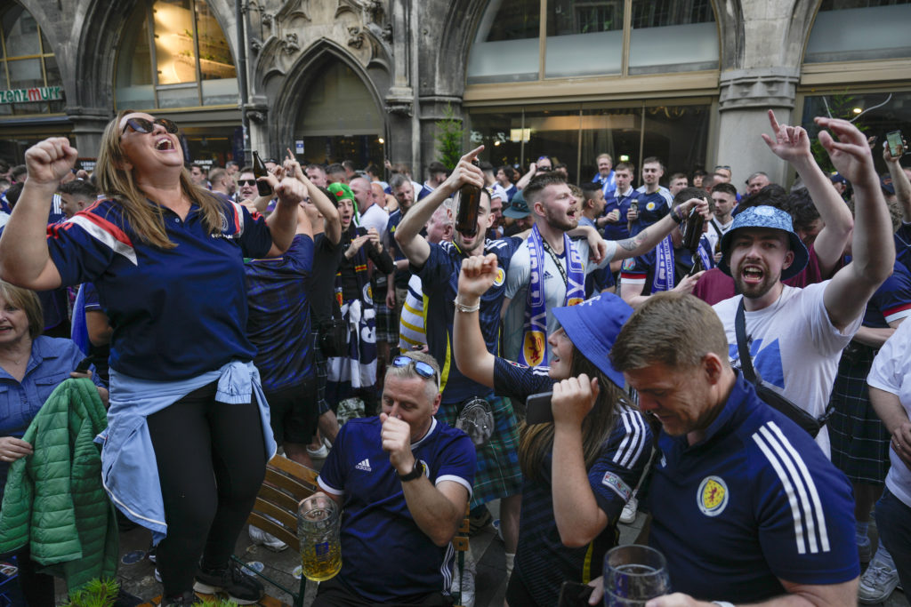 Euro 2024: Η «απόβαση» των Σκωτσέζων – Χοροί, γκάιντες, κιλτ και… άφθονη μπίρα στο Μόναχο (Videos – Photos)