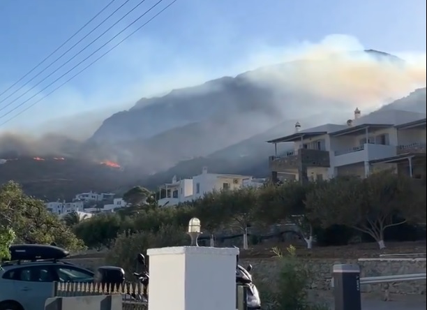 Σέριφος: Υπό πλήρη έλεγχο η φωτιά μετά από ολονύχτια μάχη – Κάηκαν σπίτια και εκκλησίες