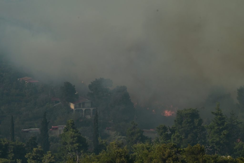 Μάχη με τις φλόγες στη Σταμάτα – «112» για εκκενώσεις σε Αμυγδαλέζα και Ροδόπολη (Videos)