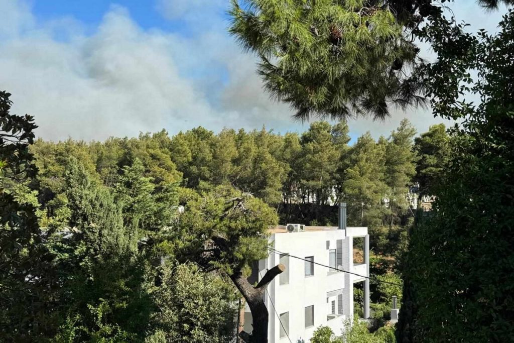 Φωτιά στη Σταμάτα κοντά σε σπίτια – «112» για εκκενώσεις σε Αμυγδαλέζα και Ροδόπολη (Videos)