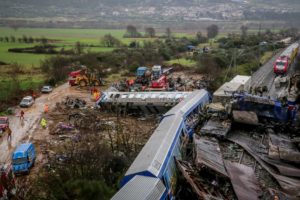 ΣΥΡΙΖΑ για Τέμπη: Ποιος είναι ο επιχειρηματίας στον οποίο προορίζονταν τα υλικά που μεταφέρονταν παράνομα με τη μοιραία αμαξοστοιχία;