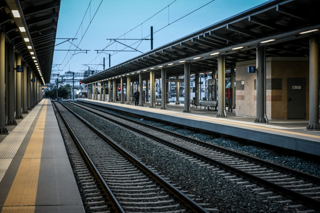 ΟΣΕ και Hellenic Train εμπαίζουν τις προειδοποιήσεις των μηχανοδηγών για τα κενά ασφαλείας στον σιδηρόδρομο